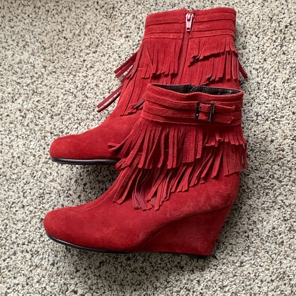 Aerosoles Red Fringe Wedge Heel Ankle Booties. Size 6 - Picture 2 of 8